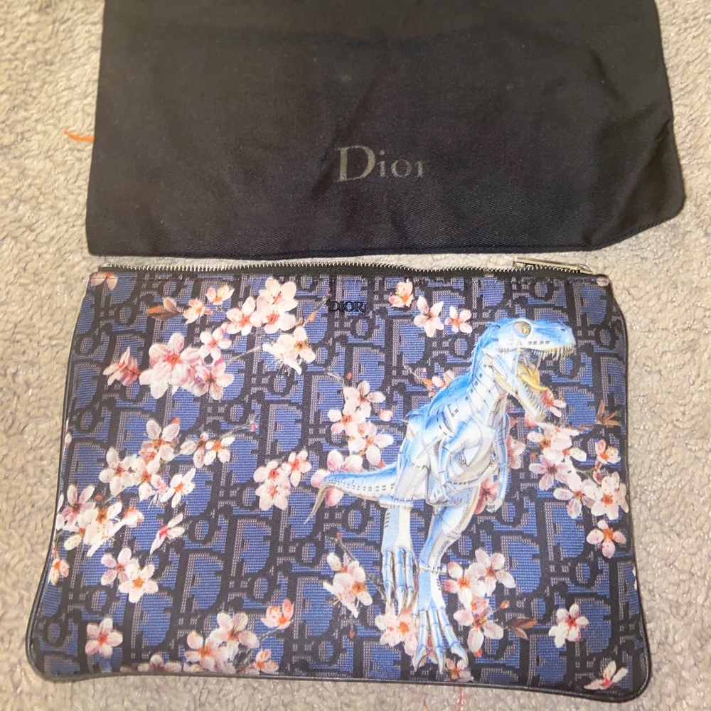 UNISEX DIOR CLUTCH.